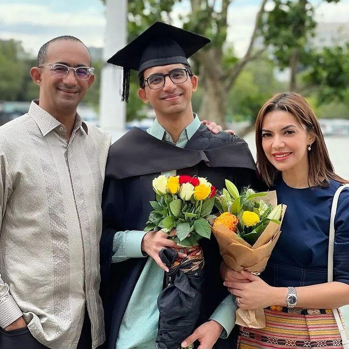 <p>Diketahui, Izzat Assegaf menempuh pendidikannya di University of Westminster, London, dan baru menyelesaiakannya. Keren, ya?(Foto: Instagram @najwashihab)<br /><br /><br /></p>