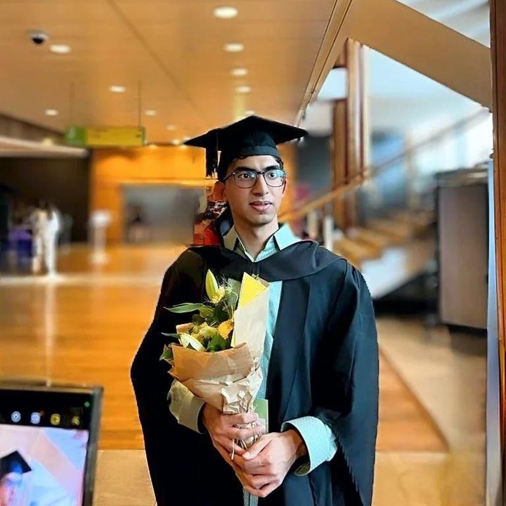 <p>Izzat yang kini berusia 22 tahun diketahui telah lulus dari jurusan Departement of Goverment di Universitas Essex di Inggris. Momen bahagia itu tampaknya tak ingin dilewatkan oleh Najwa, Bunda. (Foto: Instagam @najwashihab)</p>