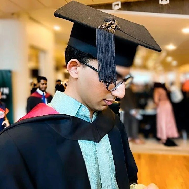 <p>Melalui Instagram pribadinya, Najwa terlihat tak bisa menyembunyikan rasa bangganya terhadap Izzat yang telah berhasil menyelesaikan pendidikannya. "<em>So pround of you babyboy,</em>" tulis Najwa, dikutip dari laman Instagram @najwashihab<em>,</em> Sabtu (22/7/2023). (Foto: Instagam @najwashihab)</p>