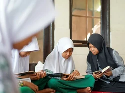 Sosok Noni Cantika, Guru Ngaji yang Kuliah Gratis di UGM