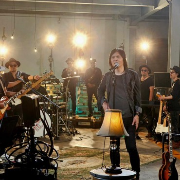 Once Mekel Gandeng Aurelie Moeremans Jadi Model Video Klip 'Untuk Kita'