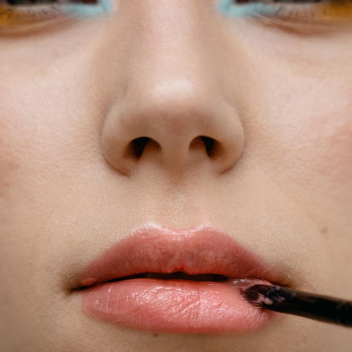 Pilih lipstik dengan warna natural/Foto: Pexels/Mart Production