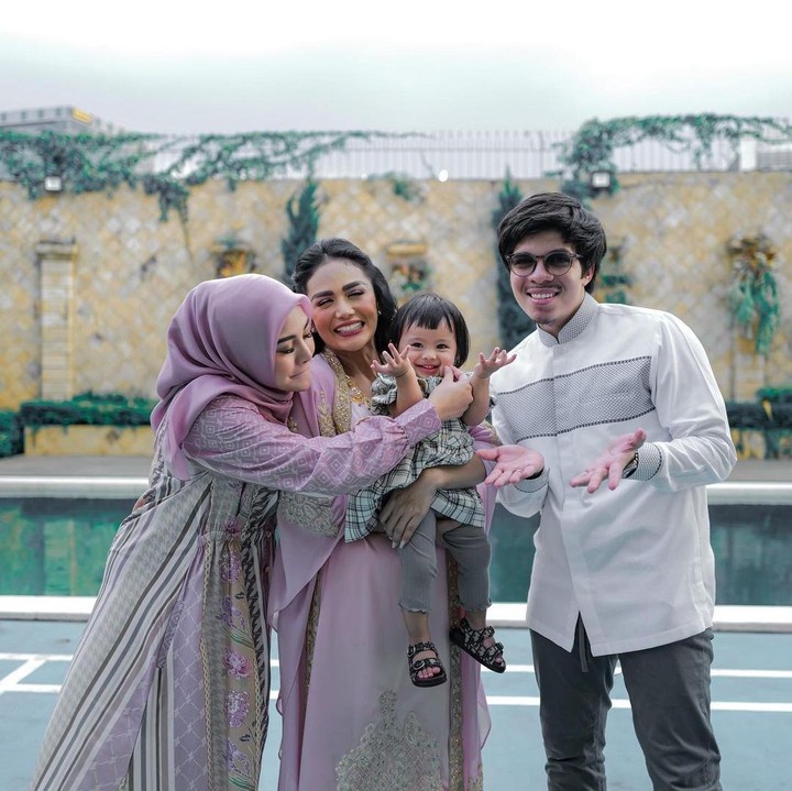 <p>Ameena juga tidak pernah rewel dan menangis ketika bermain dengan keluarga besarnya. Ia justru tertawa dan menikmati kebersamaan tersebut. (Foto: Instagram: @aurelie.hermansyah)</p>
