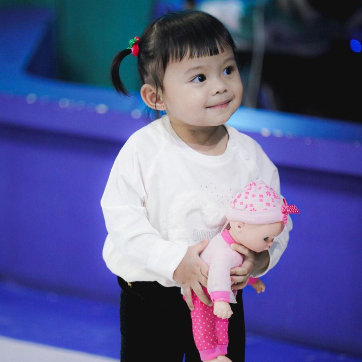 <p>Banyak netizen yang menyebut Ameena adalah anak yang dapat merekatkan tiga keluarga besar menjadi satu. Ia juga disebut sebagai pemegang tahta tertinggi dalam keluarganya, lho. (Foto: Instagram: @aurelie.hermansyah)</p>