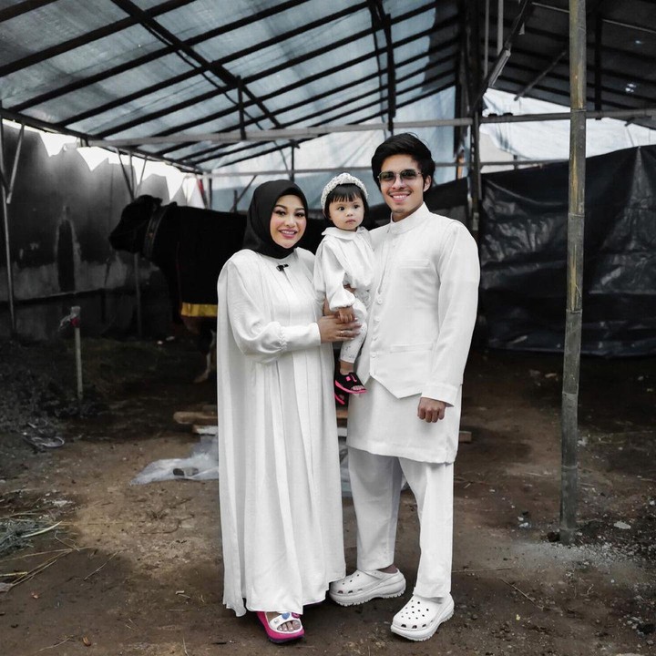 <p>Kelahiran Ameena sangat dinantikan oleh seluruh keluarga besar Aurel dan Atta. Ameena pun dinilai sebagai sosok yang membuat keluarga Anang Hermansyah, Krisdayanti, dan Gen Halilintar, terus berkumpul. (Foto: Instagram: @aurelie.hermansyah)</p>