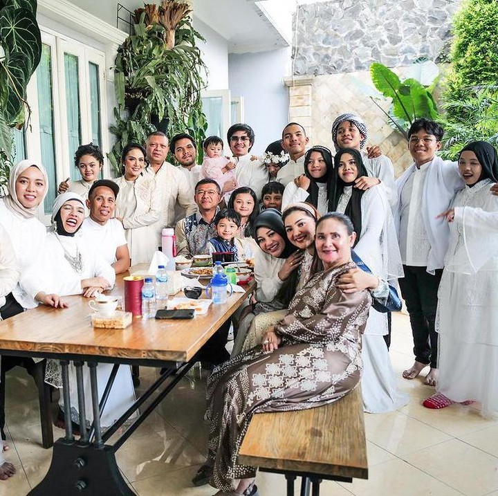 <p>Ketika menghadiri silaturahmi Idul Adha lalu, Ameena langsung diserbu oleh kakek, nenek, om, serta tantenya, Bunda. Semua orang seakan-akan ingin bermain dengan bocah yang akan segera menjadi kakak ini. (Foto: Instagram: @aurelie.hermansyah)</p>