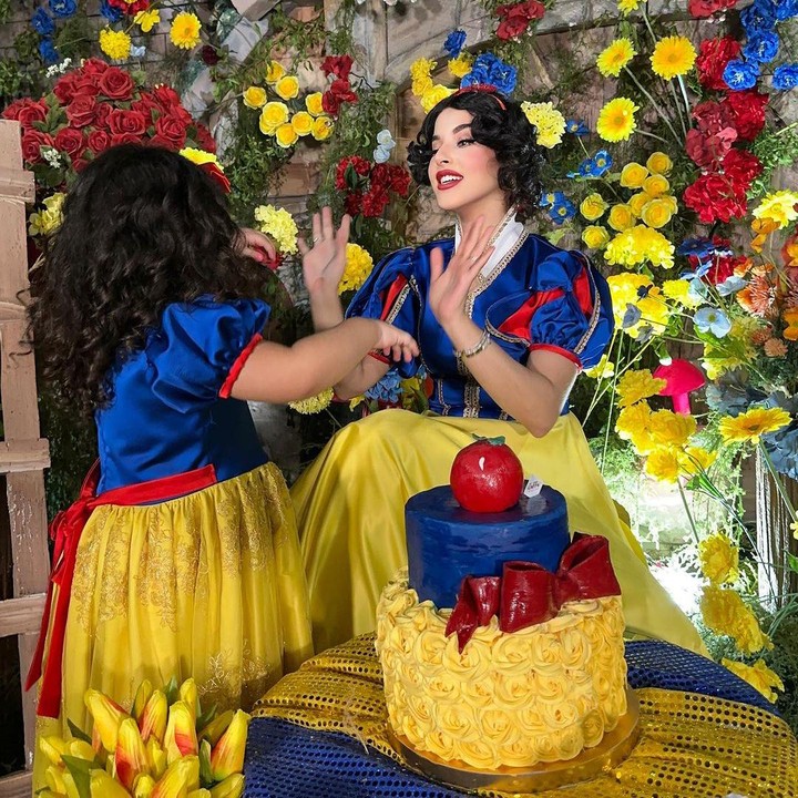 <p>Belum lama ini, Maryam dan Tasya tampil cantik mengenakan kostum Snow White. Keduanya kompak memakai gaun biru kuning dan pita merah di rambut. (Foto: Instagram: @tasyafarasya)</p>