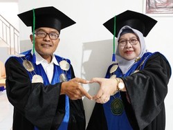 So Sweet! Suami Istri Dikukuhkan Jadi Guru Besar UMP Bersamaan