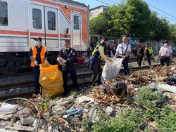 KAI Tertibkan Puluhan Bangunan Liar di Kawasan Pasar Senen