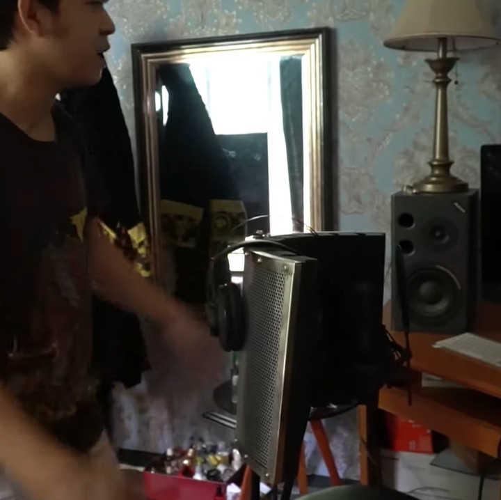 <p>Kamar Cakra Khan menjadi tempat lahirnya karya-karya lagu penyanyi berusia 31 tahun itu. "Sudut ini biasa untuk nyanyi dan <em>cover</em> segala macam dan sekali lagi, di rumah saya banyak banget <em>speaker,"</em> kata Cakra. (Foto: YouTube CakraKhan Channel)</p>
