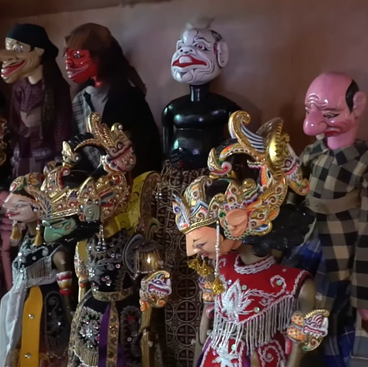 <p>Pria berdarah Sunda itu memang hobi mengoleksi wayang, Bunda. Cakra bahkan memiliki jumlah koleksi yang sangat banyak. "Ini wayang yang saya order langsung dari Pangandaran dan dibikin langsung oleh dalang, jadi sangat spesial. Saya order sekitar 100 biji," ungkapnya. (Foto: YouTube CakraKhan Channel)</p>