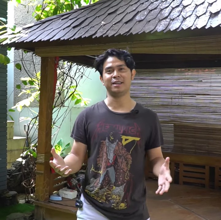 <p>Penyanyi Cakra Khan menempati sebuah rumah sederhana yang berukuran tidak terlalu besar. Di tempat itu, ia tinggal sendiri bersama hewan-hewan peliharaannya. Halaman depan rumah terdapat gazebo yang kerap ia gunakan untuk bersantai. "Ini tempat santai, tempat ngopi, tempat main kartu. Teman-teman juga suka nongkrong di sini," kata Cakra. (Foto: YouTube CakraKhan Channel)</p>