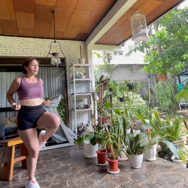 <p>Di teras rumahnya, Cynthia juga mengoleksi sejumlah tanaman hias yang menambah kesan asri. Spot ini juga sering dipakai Cynthia saat berolahraga di rumah. (Foto: Instagram @cynthia_lamusu)</p>