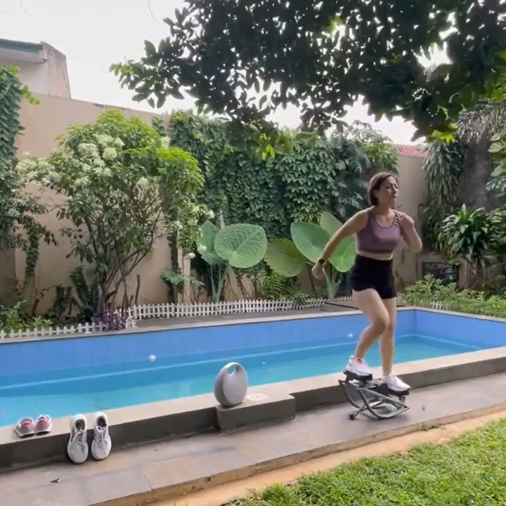 <p>Menggeluti gaya hidup sehat, aktris cantik Cynthia Lamusu tak pernah absen berolahraga. Di rumahnya yang asri, ia kerap melakukan berbagai aktivitas fisik. (Foto: Instagram @cynthia_lamusu)</p>