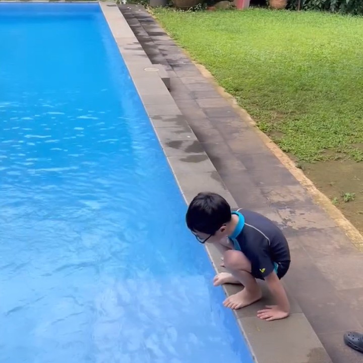 <p>Halaman rumah Cynthia dilengkapi dengan kolam renang berukuran cukup besar. Tak hanya disukai oleh Cynthia, tempat ini juga menjadi spot favorit keluarganya untuk berenang. (Foto: Instagram @cynthia_lamusu)</p>