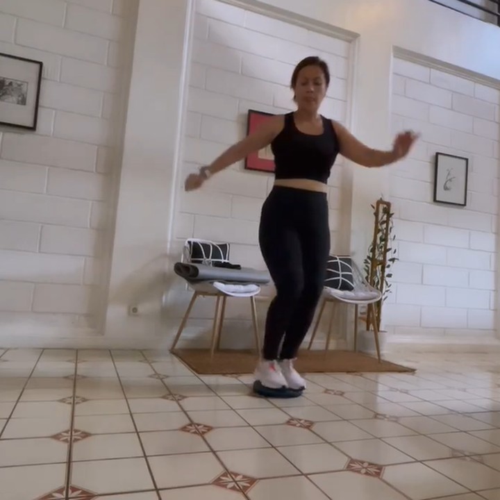 <p>Di sela-sela kesibukan sebagai artis, Cynthia Lamusu melakukan <em>workout</em> di rumahnya yang sederhana namun luas. Bagian interiornya didominasi dengan warna putih dan krem bernuansa klasik. (Foto: Instagram @cynthia_lamusu)</p>