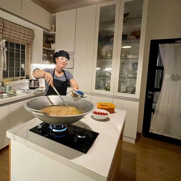 <p>Selain tempat-tempat untuk berolahraga, salah satu tempat favorit Cynthia adalah dapur di mana ia memuaskan hobi memasaknya. (Foto: Instagram @cynthia_lamusu)</p>