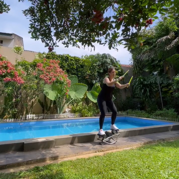 <p>Rumah Cynthia Lamusu memiliki halaman yang sangat luas, Bunda. Selain menjadi area hijau yang sejuk, tempat ini bisa menjadi spot berolahraga sambil menikmati sinar mentari pagi. (Foto: Instagram @cynthia_lamusu)</p>