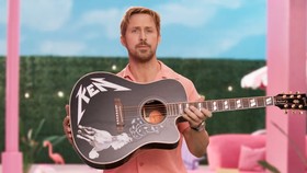 Ryan Gosling Kasih Gitar Ken dari Film Barbie ke Jimin BTS