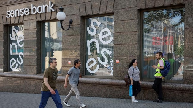 Bank sentral Ukraina (NBU) akan menasionalisasi bank besar milik Rusia, Sense Bank.