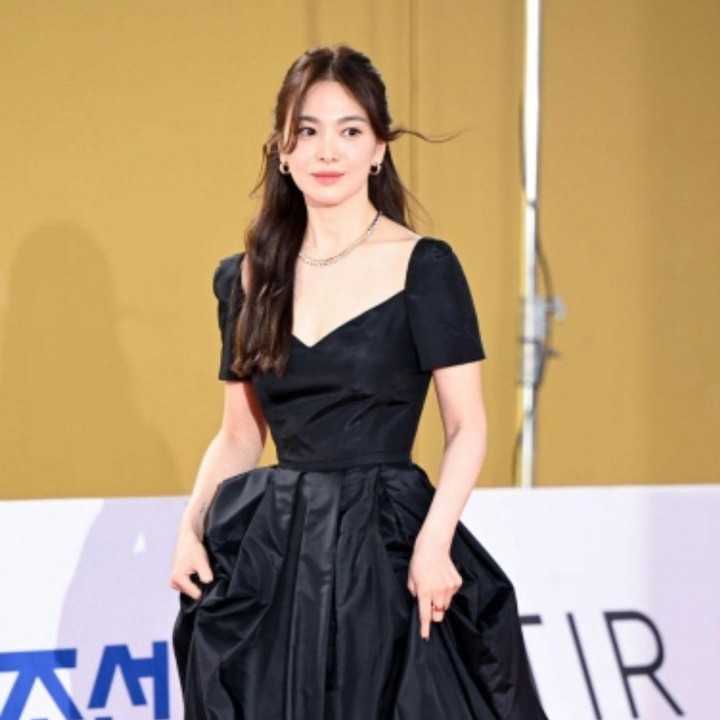 <p>Melalui media sosial Instagram, Song Hye Kyo juga membagikan beberapa potret dirinya saat hadir di malam tersebut, Bunda. "Itu adalah saat yang membahagiakan. Terima kasih," tulisnya dalam caption. (Foto: Instagram @kyo1122)<br /><br /><br /></p>