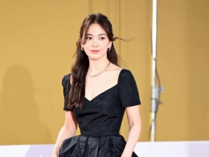 7 Potret Haru Song Hye Kyo Raih Penghargaan Bergengsi Daesang