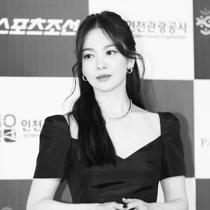 <p>Melihat sang aktris yang menunduk menahan air mata, ada momen mengejutkan yang muncul. Ini karena seorang penonton memberikan semangat agar suasana hati Song Hye Kyo membaik. "Kamu cantik, Song Hye Kyo," teriaknya. (Foto: Instagram @kyo1122)<br /><br /><br /></p>