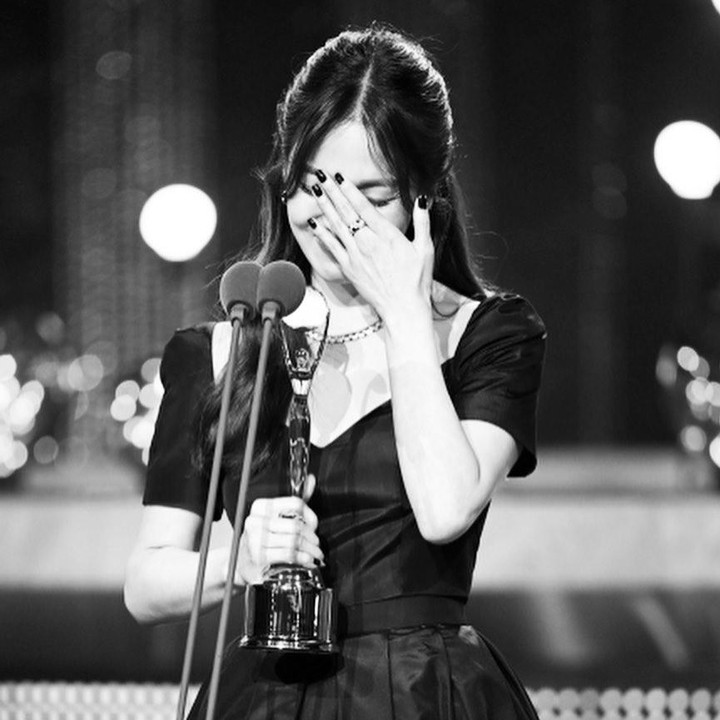 <p>Mengingat pasang surut yang dialaminya selama beberapa tahun terakhir, tidak mengherankan jika sang aktris menjadi emosional. Pada saat ia menyampaikan pidato, Song Hye Kyo menjadi sangat emosional dan menangis.(Foto: Instagram @kyo1122)<br /><br /><br /></p>