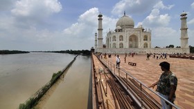 FOTO: Taj Mahal Terancam 'Tenggelam' Akibat Sungai Yamuna India Meluap