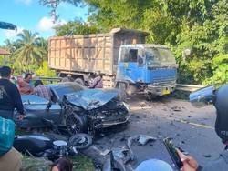 Nyalip di Tikungan, Mercy Bule Jerman Tabrak Truk-2 Motor