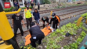VIDEO: Buka Paksa Palang Pintu di Matraman, Pemotor Tewas Ditabrak KA