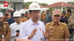 VIDEO: Jokowi: Jalan Rusak di Semua Provinsi Itu Wajar