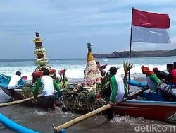 Tradisi Larung Saji Bentuk Masyarakat Pesisir Blitar Menyatu dengan Alam