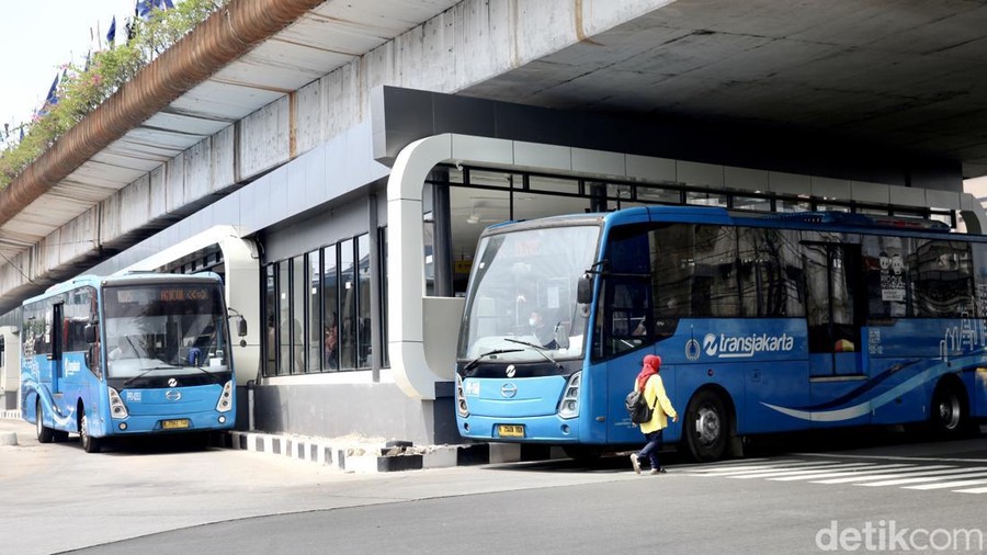 Penampakan dari luar halte Transjakarta Kampung Melayu, Jakarta, Jumat (21/7/2023).