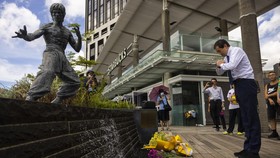 FOTO: Penggemar Kenang 50 Tahun Kepergian Bruce Lee