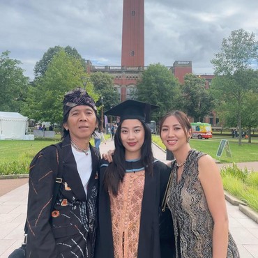 7 Potret Mezzaluna Putri Cantik Bimbim Slank Wisuda Sarjana di Inggris