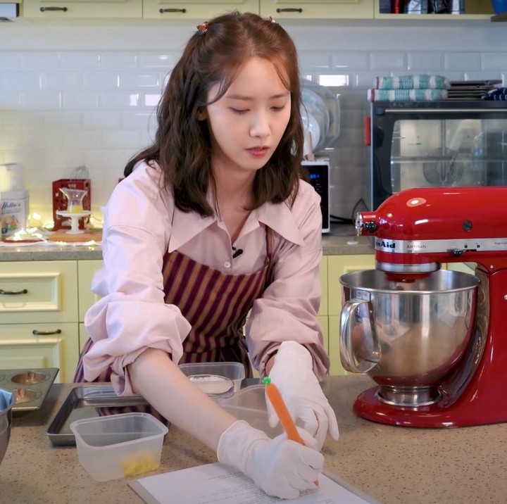 <p>Dalam video berdurasi kurang lebih 10 menit tersebut, Yoona terlihat telaten, Bunda. Walau sudah ahli, ternyata Yoona masih mau belajar. Saat membuat kue lemon, Yoona cukup telaten mendengarkan instruktur dan mencatat hal-hal penting dalam catatan resepnya. (YouTube: Yoona's So Wonderful Day)<br /><br /><br /></p>