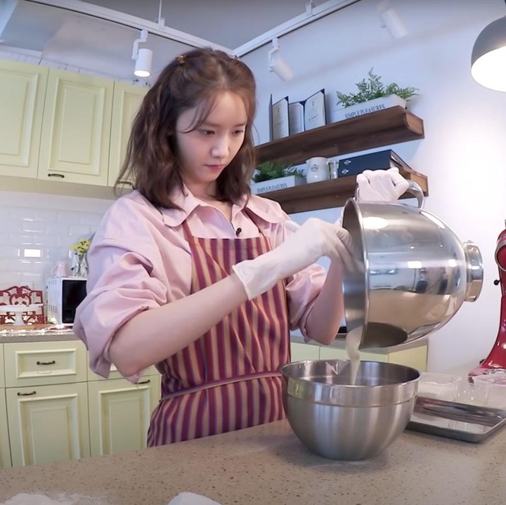 <p>Tak hanya jago berakting dan menyanyi, pemain drama <em>King The Land</em> ini juga jago <em>baking</em>. Kemampuan Yoona membuat kue dan roti sudah terbukti dari potret-potret yang ia bagikan di Instagram. Namun, beberapa waktu yang lalu, member SNSD ini membagikan momen <em>baking-</em>nya di kanal YouTube. (YouTube: Yoona's So Wonderful Day)<br /><br /><br /></p>