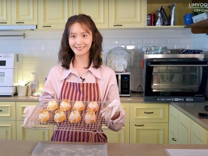 Serba Bisa! 7 Potret Yoona SNSD Bintang Drakor King the Land Membuat Kue Lemon Bread