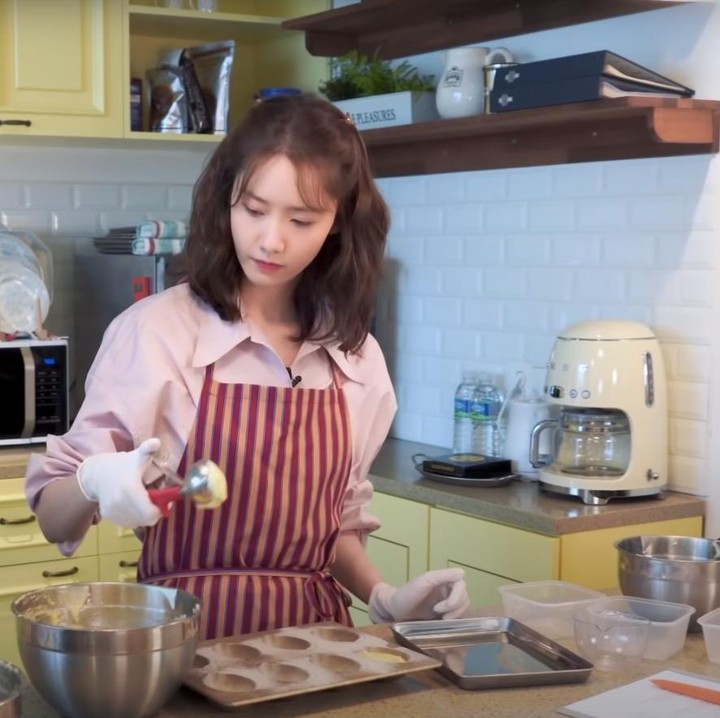 <p>Aksi Yoona yang rendah hati ini juga menuai beragam reakasi dari netizen. "Saya suka betapa perhatiannya Yoona saat dia belajar sesuatu. Dia selalu memberikan tanggapan atau reaksi terhadap apa pun yang dikatakan gurunya. Ini benar-benar menunjukkan betapa perhatiannya dia terhadap orang lain dan betapa dia bersedia untuk mendengarkan dan belajar," kata @rori****. (YouTube: Yoona's So Wonderful Day)<br /><br /><br /></p>