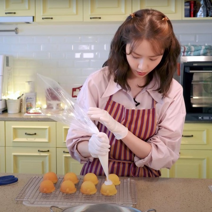 <p>Selama membuat kue lemon, Yoona juga berbicara banyak hal. Meski begitu, ia tetap bisa berkonsentrasi agar kuenya berhasil dibuat. (YouTube: Yoona's So Wonderful Day)<br /><br /></p>