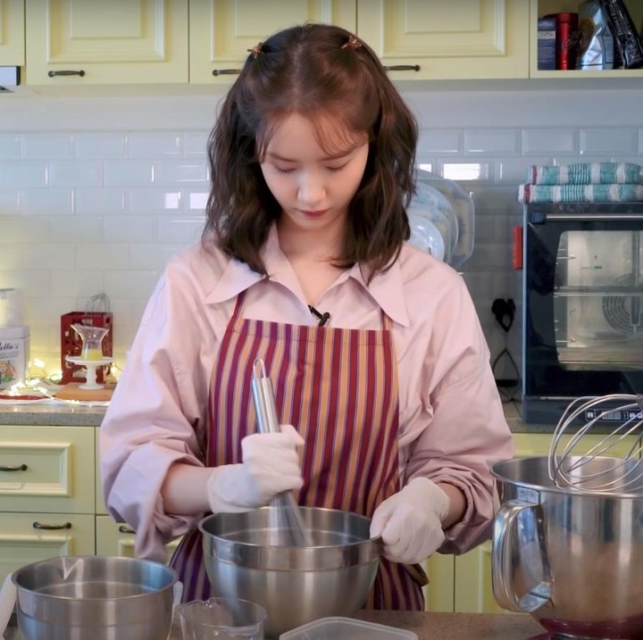 <p>Tentunya, konten ini disambut hangat oleh para penggemarnya, Bunda. "Yoona tampaknya sangat menikmati membuat kue berdasarkan riwayat Instagramnya dan sekarang video ini. Senang melihatnya berbagi sesuatu yang dia sukai dan menjadi dirinya sendiri," ujar akun @c.t.****. (YouTube: Yoona's So Wonderful Day)<br /><br /><br /></p>
