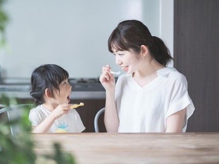 7 Kebiasaan Penyebab Gigi Anak Berlubang, Termasuk Gosok Gigi Kepagian