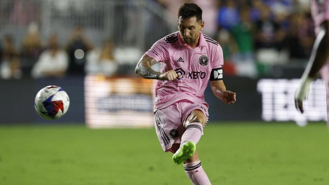 Cristiano Ronaldo kembali dibawa-bawa fans Lionel Messi usai La Pulga mencetak gol kemenangan pada laga debut bersama Inter Miami.