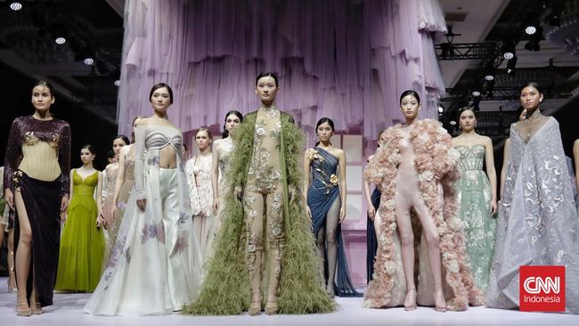 Merefleksikan perjalanan kariernya, desainer Hian Tjen memamerkan koleksi busana teranyarnya bertajuk "The Seed" dalam gelaran Mulia in Fashion 2023.