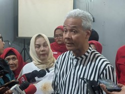 Baju Hitam-Putih Ganjar Desain Jokowi Kini Belum Tentu Dipilih