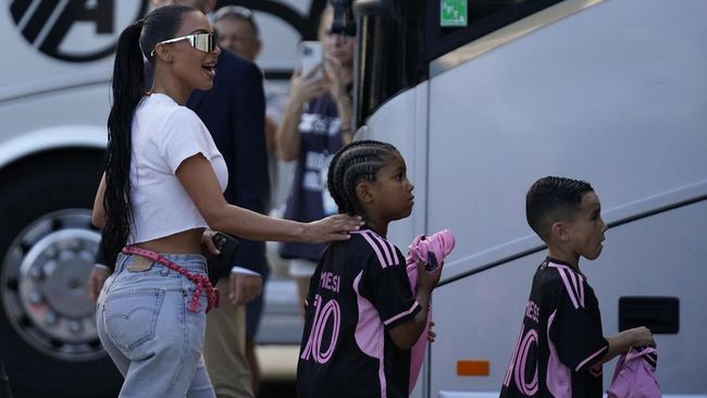 Anak Kim Kardashian Girang Diberi Jersey PSG oleh Neymar