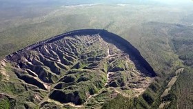 FOTO: Kawah Permafrost Terbesar di Dunia Kini Mulai Mencair