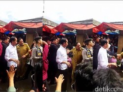 Momen Bupati Mian Ditarik Paspampres saat Dampingi Jokowi ke Pasar