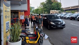 Pengunjung Serbu Transmart, Parkiran Mobil Pun Tak Kalah Ramai